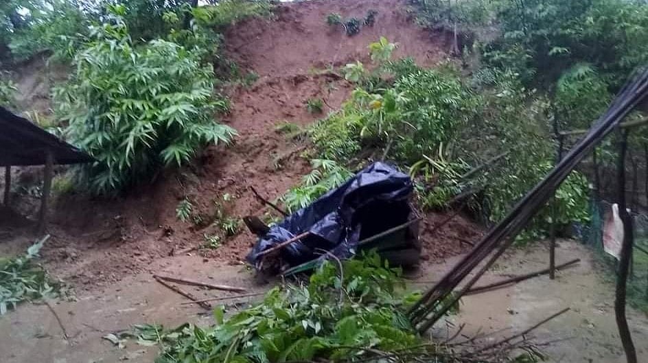 কক্সবাজারের টেকনাফে পাহাড়ধসের ঘটনা ঘটেছে